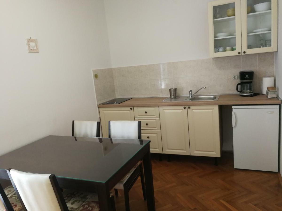 Apartment Violeta 1 Funtana Bagian luar foto