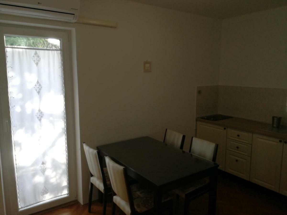 Apartment Violeta 1 Funtana Bagian luar foto