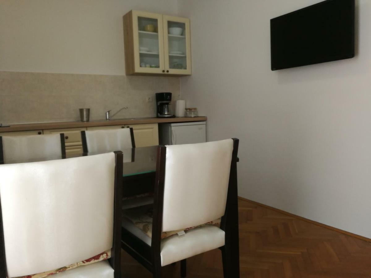 Apartment Violeta 1 Funtana Bagian luar foto