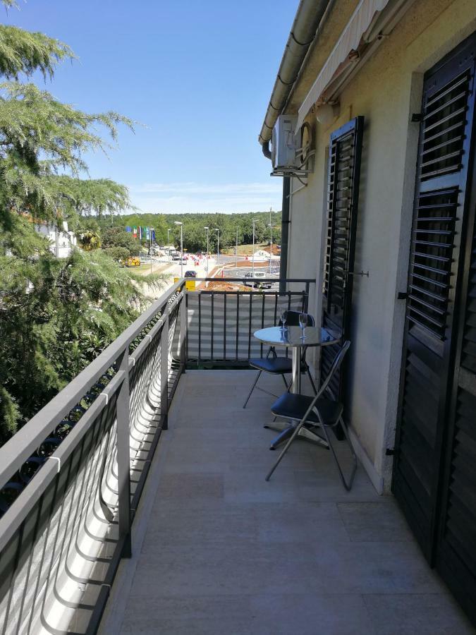 Apartment Violeta 1 Funtana Bagian luar foto